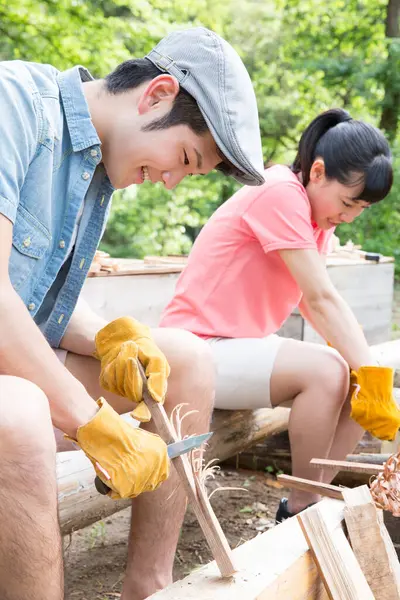 Junge Asiaten Bereiten Holz Für Das Lagerfeuer Vor Menschen Genießen — Stockfoto