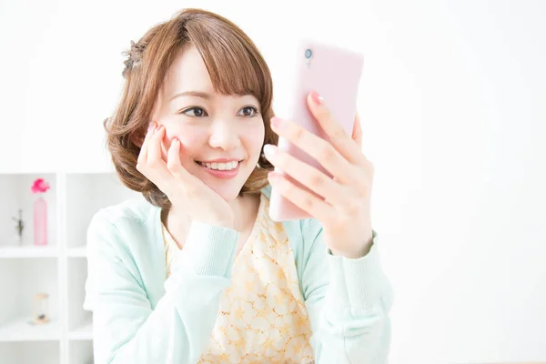 Joven Asiático Mujer Usando Inteligente Teléfono Tomando Selfie Casa —  Fotos de Stock