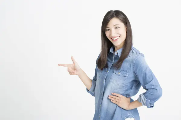 Jovem Bela Mulher Asiática Com Cabelos Longos Apontando Com Dedo — Fotografia de Stock