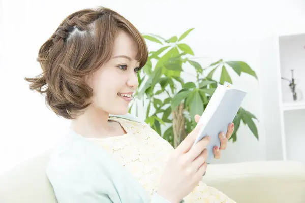 Junge Asiatische Frau Liest Buch Hause — Stockfoto