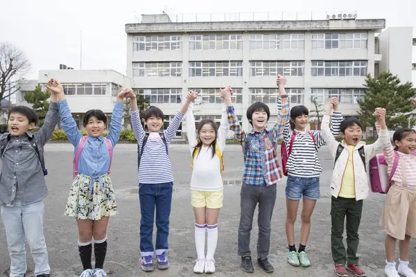Grupo Niños Japoneses Sosteniendo Las Manos Juntas Patio Escuela Fotos de stock libres de derechos