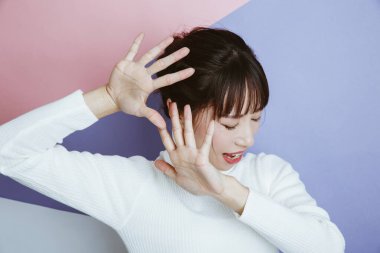 Sıradan kıyafetler giyen Asyalı bir kadın. 