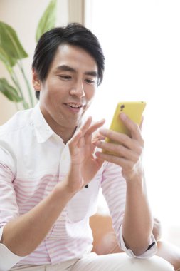 Asya adam akıllı telefon evde kullanma