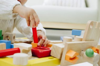 çocuk renkli ahşap oyuncaklarla oynuyor