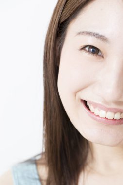 kadın gülümsüyor ve kameraya bakıyor