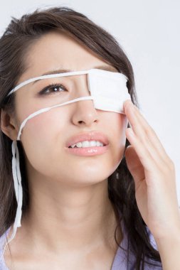 Yaralı gözün yara bandı.