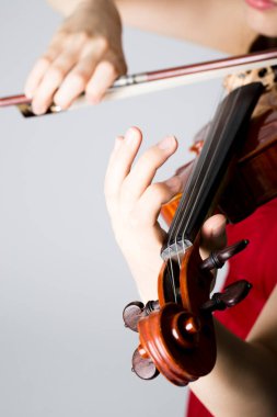 Keman çalan genç kadın, manzarayı kapat. 