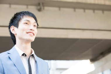 Şehirdeki genç Asyalı iş adamı