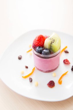 beyaz zemin üzerinde meyve tart