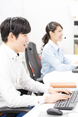 Ofiste çalışan Asyalı iş adamları