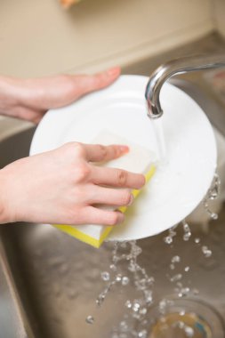Kadın ellerini kapat bulaşık yıka.