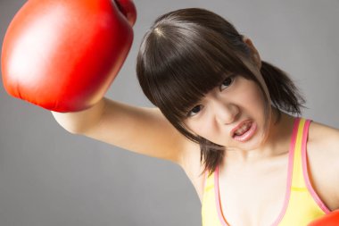 Kırmızı Boks eldiveni olan kadın