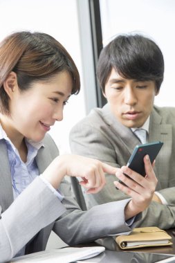 Ofiste cep telefonu kullanan iş adamları