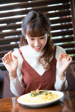 Genç kadın evde yemek