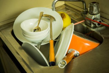 Mutfak lavabosunda kirli bulaşıklar. Görüntüyü kapat