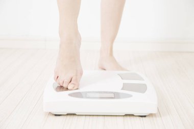 Kadın ayakları beyaz tartı üzerinde