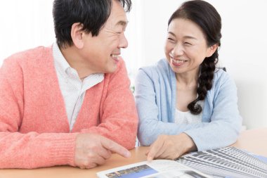 Masasında dergi olan son sınıf bir çiftin portresi. 