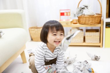 Kağıt rulolarla oynayan kız