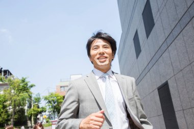 Sokaktaki genç Japon iş adamı.