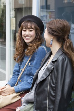 Şehir sokaklarında iki güzel Japon kadın.