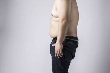 Koca göbekli şişman bir adam. Şişman adam. Stüdyo resmi