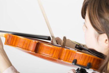 Keman çalan genç kadın, manzarayı kapat. 