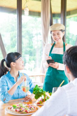 Genç çift restoranda garsonluk yapıyor.