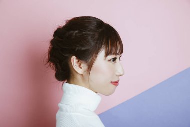 Genç Asyalı kız, stüdyo fotoğrafı. 