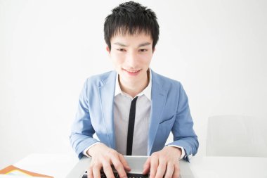 Ofisinde dizüstü bilgisayarda çalışan genç bir adamın portresi.