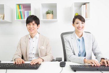 Ofis bilgisayarlarda çalışan iş adamları