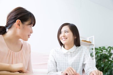 Evde genç bir kadın ve arkadaşı var. 