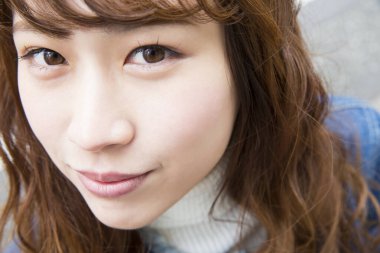 Güzel bir Japon kadınına yaklaş.