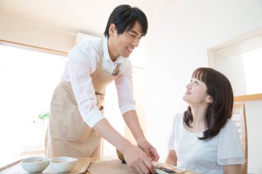 Gülümseyen kadına yemek servisi yapan adam