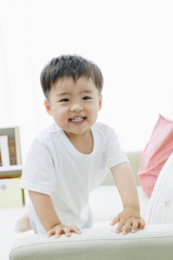 Asyalı bebek kameraya gülümsüyor.