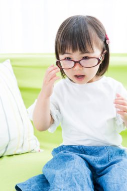 Asyalı çocuk gözlüklerle oynuyor