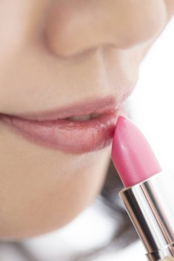 Rujla kadın elinin yakın çekimi..