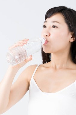 Şişeden su içen kadın, stüdyo çekimi.