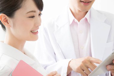 Genç Asyalı hemşire ve doktor hastane koğuşunda.