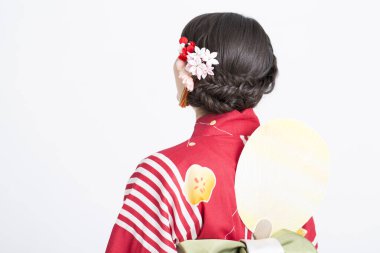 Geleneksel Japon kimonosu giymiş güzel bir genç kadının portresi.