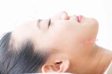 Güzel Japon Kadın Güzellik Merkezi 'nde Akupunktur Muayenesi Yapıyor