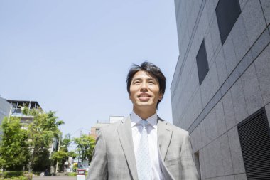 Sokaktaki genç Japon iş adamı.