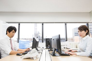 ofiste çalışan genç iş takım