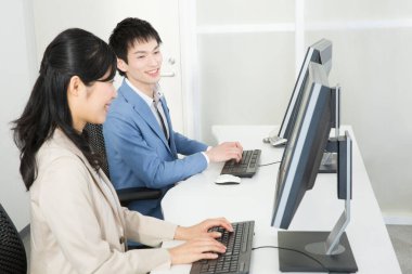 Ofiste çalışan iş adamı ve kadın.