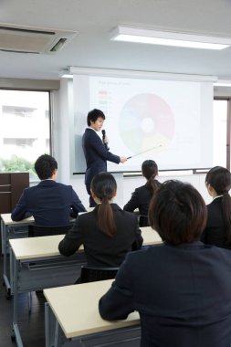 İş adamları konferans odasında sunum yapıyorlar. 