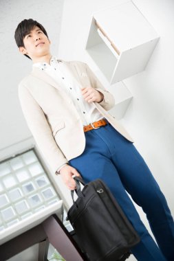 Ofiste duran genç işadamının portresi.