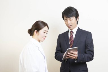  Tabletli ve doktorlu Asyalı iş adamı. 