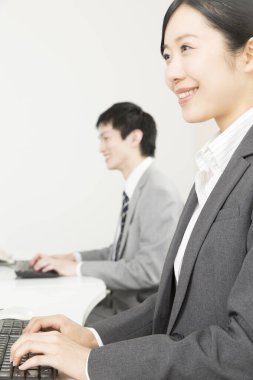 Ofiste bilgisayarlarla çalışan genç çalışanların portresi