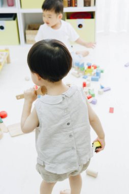 Anaokulunda oynayan mutlu Asyalı çocuklar