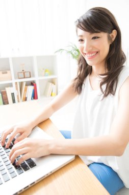 Dizüstü bilgisayarda çalışan kadın