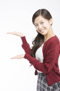 Asyalı kadın elleriyle kendini gösteriyor.